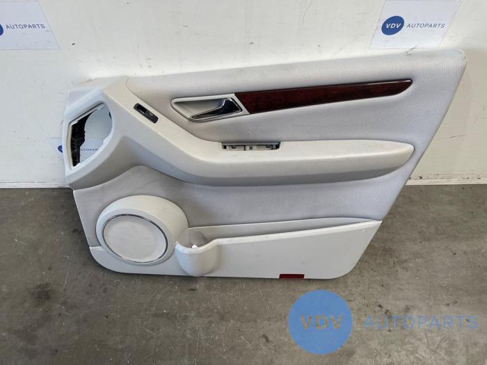 List, framdörr, 4-dörrars, höger från en Mercedes-Benz A (W169) 2.0 A-200 5-Drs. 2009