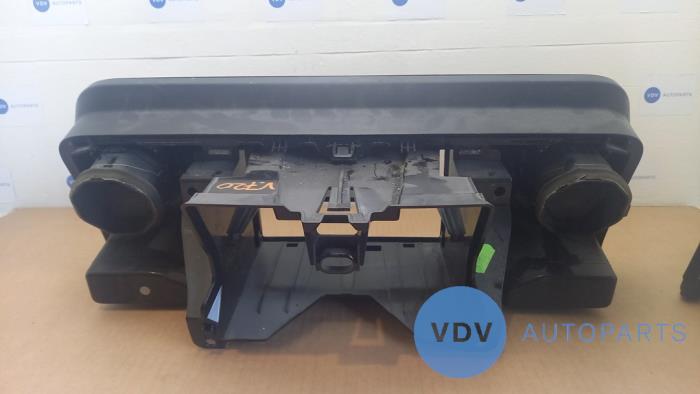 Dekorstripe, instrumentbräda från en Mercedes-Benz Sprinter 4t (907.6/910.6) 414 CDI 2.1 D 4x4 2019