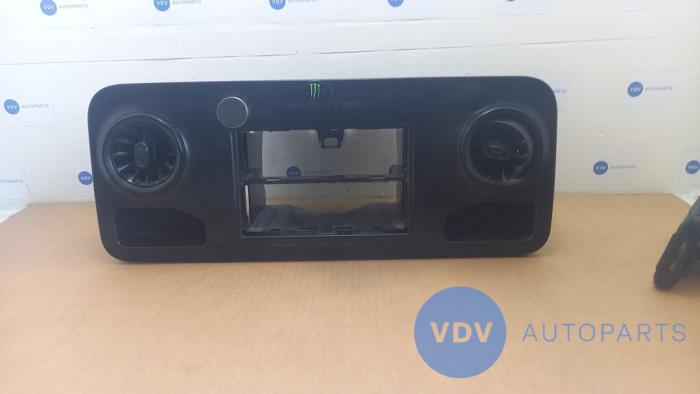 Dekorstripe, instrumentbräda från en Mercedes-Benz Sprinter 4t (907.6/910.6) 414 CDI 2.1 D 4x4 2019