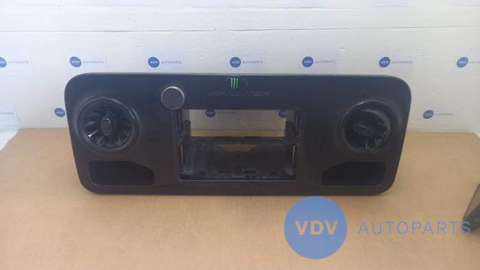 Dekorstripe, instrumentbräda från en Mercedes-Benz Sprinter 4t (907.6/910.6) 414 CDI 2.1 D 4x4 2019