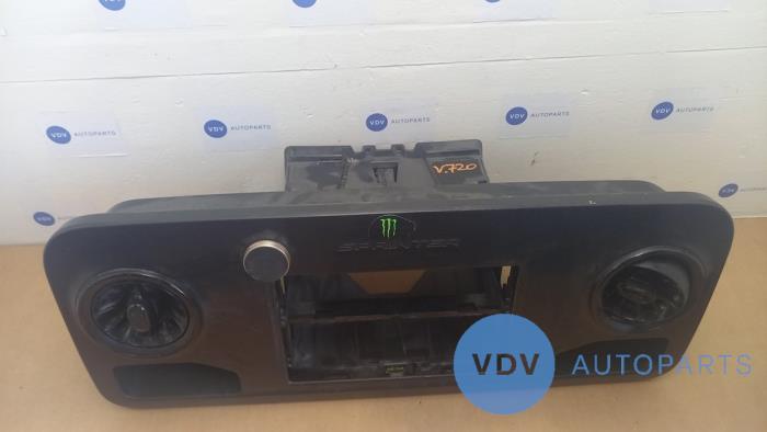 Dekorstripe, instrumentbräda från en Mercedes-Benz Sprinter 4t (907.6/910.6) 414 CDI 2.1 D 4x4 2019