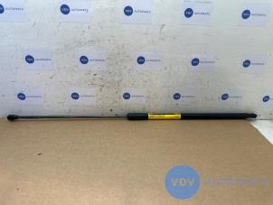 Begagnade Gasfjäder, motorhuv, vänster Mercedes CLA Shooting Brake (118.6) 2.0 CLA-200d Pris € 12,10 Inklusive moms erbjuds av Autoparts Van De Velde