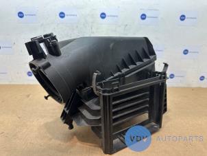 Begagnade Luftfilterhus Mercedes A (W176) 2.2 A-200 CDI, A-200d 16V 4-Matic Pris € 30,25 Inklusive moms erbjuds av Autoparts Van De Velde