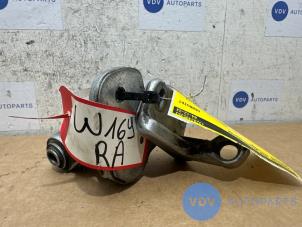 Begagnade Gångjärn, bakdörr, höger Mercedes A (W169) 1.7 A-170 3-Drs. Pris € 36,30 Inklusive moms erbjuds av Autoparts Van De Velde