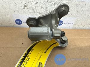 Begagnade Gångjärn, framdörr, höger Mercedes B (W245) 1.5 B-160 16V Pris € 36,30 Inklusive moms erbjuds av Autoparts Van De Velde