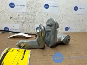 Begagnade Gångjärn, framdörr, höger Mercedes B (W245) 2.0 B-180 CDI 16V Pris € 36,30 Inklusive moms erbjuds av Autoparts Van De Velde