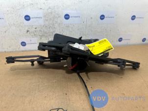 Gebruikte Scharnier Achterklep Mercedes SLK (R170) 2.3 230 K 16V Prijs € 48,40 Inclusief btw aangeboden door Autoparts Van De Velde