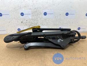 Gebruikte Scharnier Achterklep Mercedes SLK (R170) 2.3 230 K 16V Prijs € 48,40 Inclusief btw aangeboden door Autoparts Van De Velde