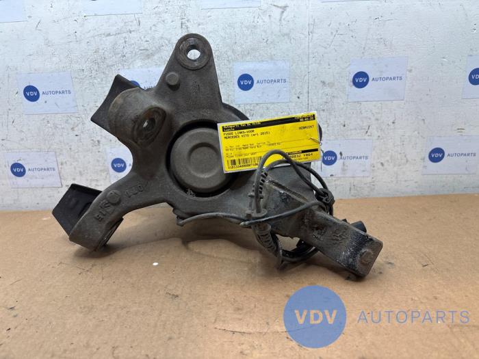 Fusee links-voor van een Mercedes-Benz Vito (447.6) 2.2 114 CDI 16V 2015