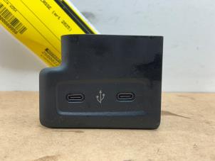 Używane Modul USB Mercedes GLC (X254) 2.0 300de 16V 4-Matic Cena € 36,30 Z VAT oferowane przez Autoparts Van De Velde