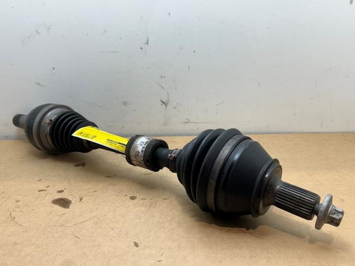 Homokineetas links-voor van een Mercedes-Benz CLA Shooting Brake (118.6) 1.3 CLA-180 Turbo 16V 2020