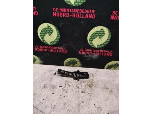 Używane Uchwyt tylnej klapy Ford Transit Cena € 20,00 Procedura marży oferowane przez Demontagebedrijf Noord-Holland