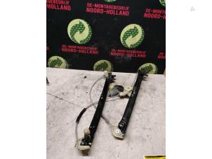 Begagnade Fönstermekanism för bakre dörr, 4-dörrars, vänster Landrover Range Rover Pris € 80,00 Marginaltabell erbjuds av Demontagebedrijf Noord-Holland