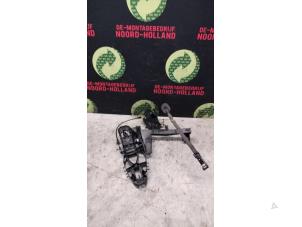 Używane Mechanizm blokady drzwi lewych przednich wersja 4-drzwiowa Ford Fiesta Cena € 60,00 Procedura marży oferowane przez Demontagebedrijf Noord-Holland