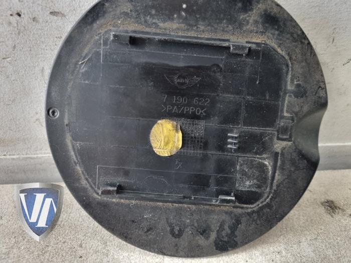 Tanklucka från en MINI Mini Open (R57) 1.6 16V Cooper 2011