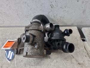 Gebruikte Koelvloeistof pomp BMW 3 serie (E93) 320i 16V Prijs € 90,75 Inclusief btw aangeboden door Vollux Carparts B.V.