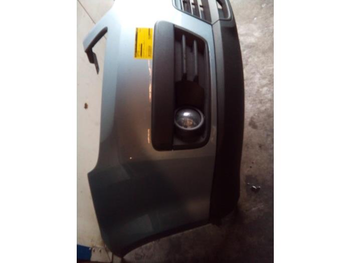 Främre stötfångare från en Ford Focus C-Max 1.8 16V 2004