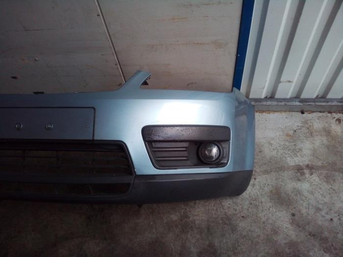 Främre stötfångare från en Ford Focus C-Max 1.8 16V 2004