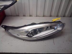 Gebruikte Koplamp rechts Ford Fiesta 6 (JA8) 1.0 EcoBoost 12V 125 Prijs € 174,98 Margeregeling aangeboden door Autodemontage Tegelen