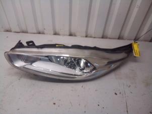 Gebruikte Linker Koplamp Ford Fiesta 6 (JA8) 1.0 EcoBoost 12V 125 Prijs € 224,98 Margeregeling aangeboden door Autodemontage Tegelen
