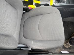 Gebruikte Stoel rechts Kia Soul I (AM) 1.6 CVVT 16V Prijs € 124,98 Margeregeling aangeboden door Autodemontage Tegelen