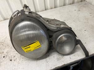 Gebruikte Koplamp rechts Mercedes 190E/D Prijs € 49,90 Margeregeling aangeboden door Autodemontage Tegelen