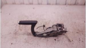 Begagnade Parkeringsbromsspak Audi A3 Cabriolet (8P7) 1.2 TFSI Pris € 24,50 Marginaltabell erbjuds av Autodemontage Tegelen