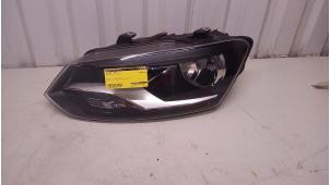 Gebruikte Koplamp links Volkswagen Polo V (6R) 1.2 12V BlueMotion Technology Prijs € 109,98 Margeregeling aangeboden door Autodemontage Tegelen