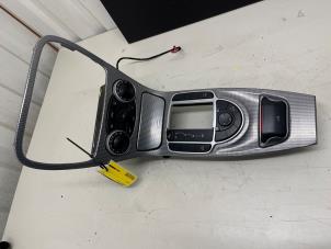 Gebruikte Middenconsoles Mercedes SL (R230) 3.7 SL-350 V6 18V Prijs € 224,99 Margeregeling aangeboden door Autodemontage Tegelen