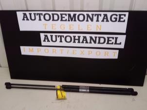 Gebruikte Gasdemper Motorkap Set Mercedes E (W211) 1.8 E-200 Kompressor 16V Prijs € 19,98 Margeregeling aangeboden door Autodemontage Tegelen