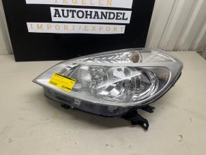 Gebruikte Koplamp links Renault Clio III (BR/CR) 1.2 16V 75 Prijs € 74,50 Margeregeling aangeboden door Autodemontage Tegelen