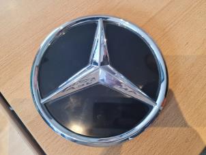 Nya Emblem Mercedes C (W206) C-200 2.0 EQ Boost 4-Matic Pris € 108,90 Inklusive moms erbjuds av De Vogel Auto's B.V.