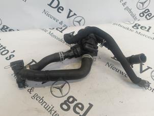 Gebruikte Thermostaathuis Mercedes A (177.0) 1.3 A-250 e Turbo 16V Prijs € 50,00 Margeregeling aangeboden door De Vogel Auto's B.V.