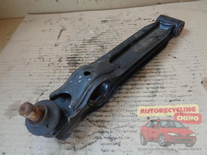 Draagarm onder links-voor van een Suzuki Alto (SH410) 1.0 16V 2001