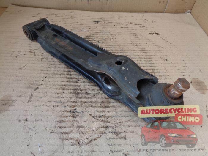 Draagarm onder rechts-voor van een Suzuki Alto (SH410) 1.0 16V 2001
