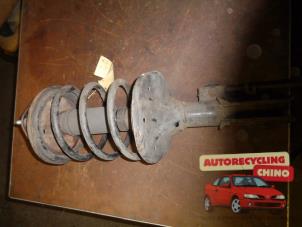 Używane Amortyzator wstrzasów lewy przód Mitsubishi Carisma 1.6i 16V Cena € 36,00 Procedura marży oferowane przez Autorecycling Chino B.V.