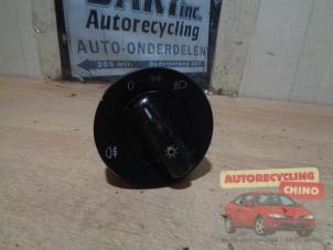 Używane Przelacznik swiatel Volkswagen Caddy III (2KA,2KH,2CA,2CH) 2.0 SDI Cena € 18,00 Procedura marży oferowane przez Autorecycling Chino B.V.