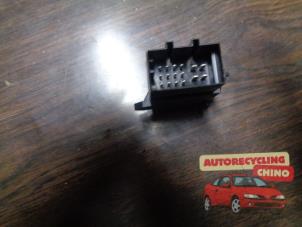 Używane Moduł ogrzewania siedzenia Audi A1 (8X1/8XK) 1.4 TFSI 16V 125 Cena € 22,00 Procedura marży oferowane przez Autorecycling Chino B.V.