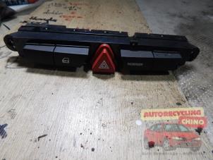 Begagnade Nödbelysningsbrytare Kia Cee'd Sporty Wagon (EDF) 1.4 16V Pris € 9,99 Marginaltabell erbjuds av Autorecycling Chino B.V.