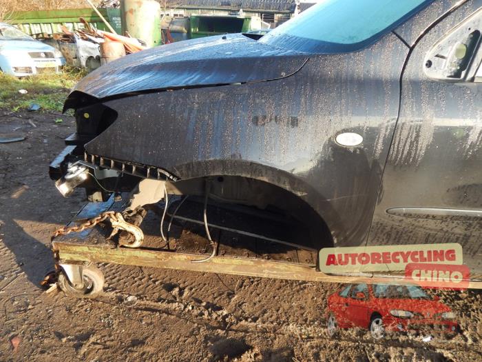 Framskärm, vänster från en Mazda 2 (NB/NC/ND/NE) 1.4 16V 2003