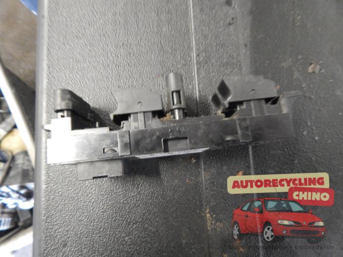 Flerfunktionsbrytare, fönster från en Volkswagen Golf IV (1J1) 1.6 16V 2002