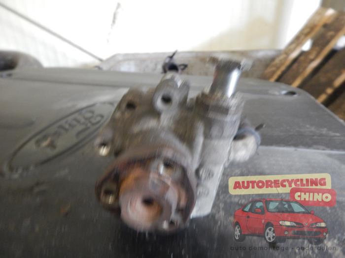 Servostyrningspump från en Volkswagen Golf IV (1J1) 1.6 16V 2002