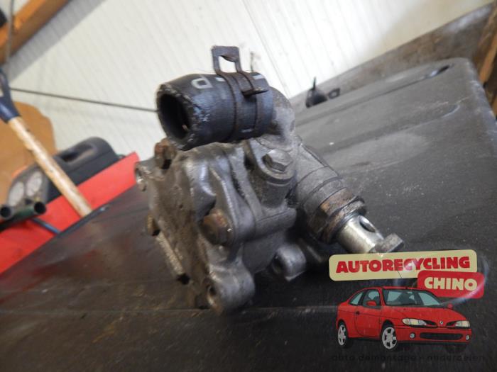 Servostyrningspump från en Volkswagen Golf IV (1J1) 1.6 16V 2002