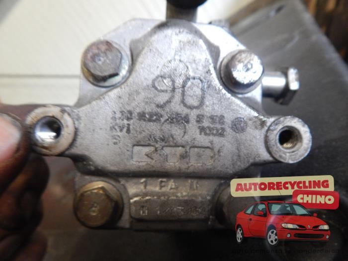 Servostyrningspump från en Volkswagen Golf IV (1J1) 1.6 16V 2002