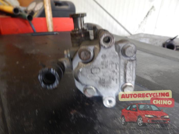 Servostyrningspump från en Volkswagen Golf IV (1J1) 1.6 16V 2002