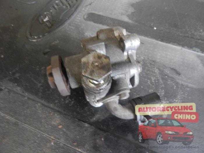 Servostyrningspump från en Volkswagen Golf IV (1J1) 1.6 16V 2002