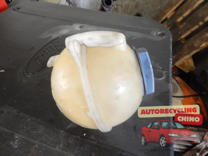 Expansionskärl från en Volkswagen Golf IV (1J1) 1.6 16V 2002