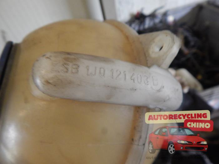 Expansionskärl från en Volkswagen Golf IV (1J1) 1.6 16V 2002