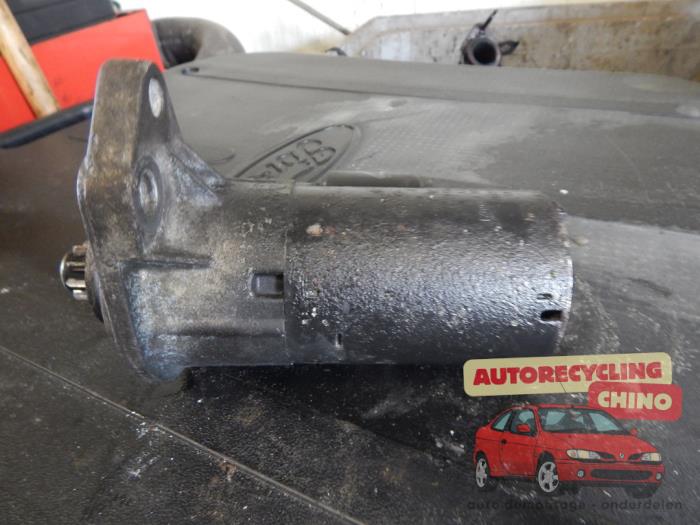 Startmotor från en Volkswagen Golf IV (1J1) 1.6 16V 2002