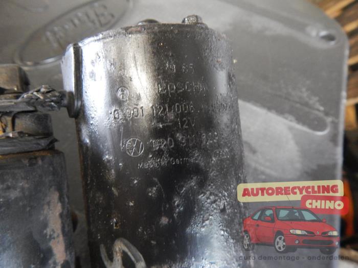 Startmotor från en Volkswagen Golf IV (1J1) 1.6 16V 2002